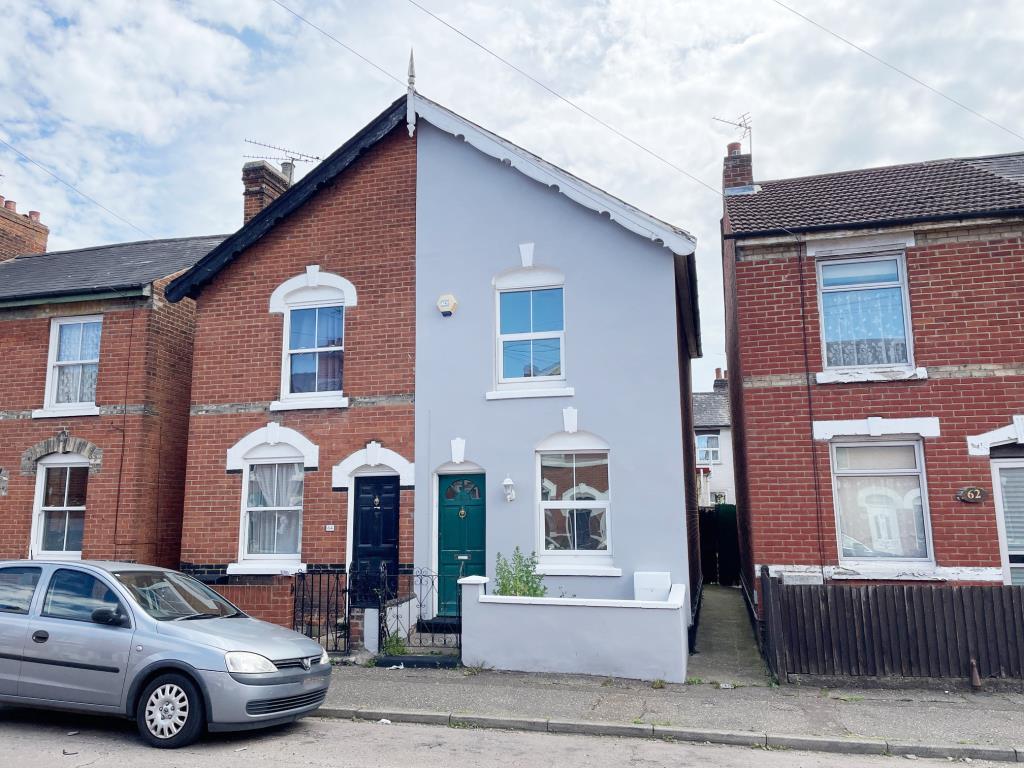 Lot: 43 - THREE-BEDROOM SEMI-DETACHED HOUSE FOR IMPROVEMENT - Established three bedroom semi-detached house in Colchester